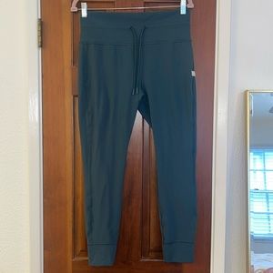 Barely worn Vuori Daily Leggings in XL!